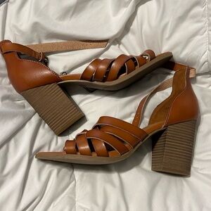 Universal Thread Tan Woven Sandal in size 11